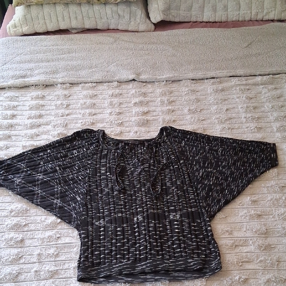 BCBGMaxAzria Black and White Silk/Cotton Shrug with Textured Knit XS